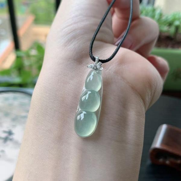 18K金镶嵌晴底福豆吊坠